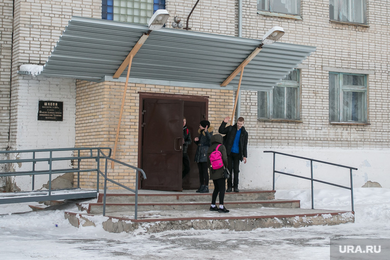 Фото с места событий - стрельбы в школе № 15. Шадринск, школьное крыльцо, школьники, школа15