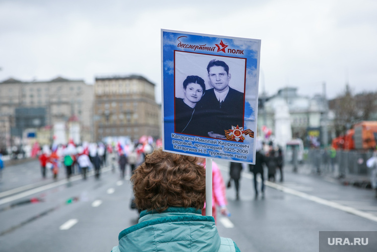 Акция "Бессмертный полк" в Москве. Москва, фотографии в руках, бессмертный полк, площадь беларусского вокзала