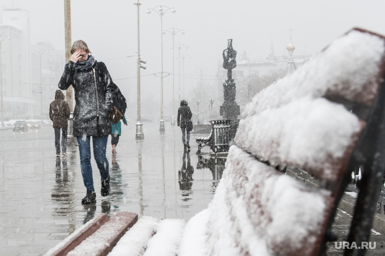 Сильный снегопад в Екатеринбурге, непогода, метель, снегопад, плотинка