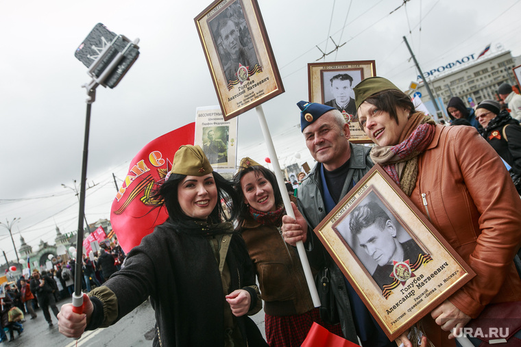 Акция "Бессмертный полк" в Москве. Москва, фотографии в руках, бессмертный полк, портреты бессмертного полка, солдаты великой отечественной войны, люди в пилотках