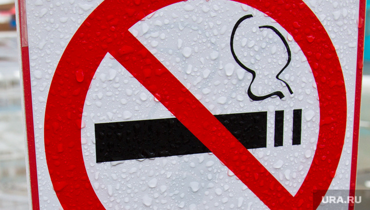В России резко сократилось число курящих мужчин. Женщины не могут бросить из-за рекламы