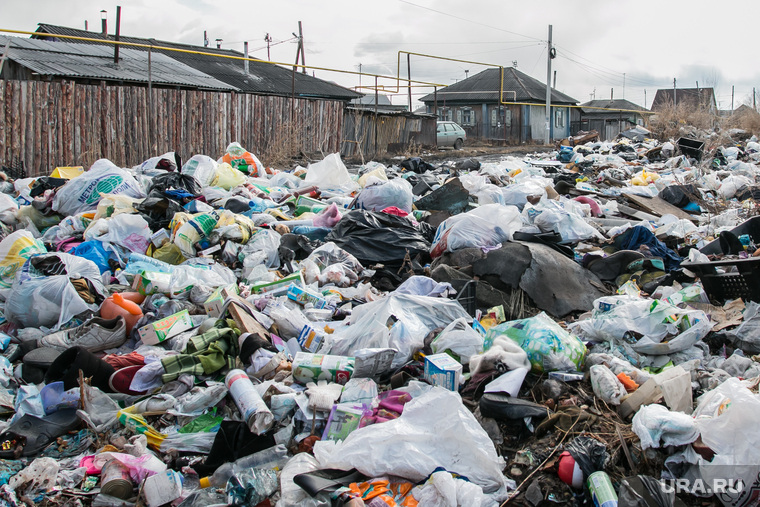 Свалка мусора в частном секторе города не перекрестке улиц Чкалова и Зеленой. Курган, мусор, помойка, грязь, частный сектор, свалка