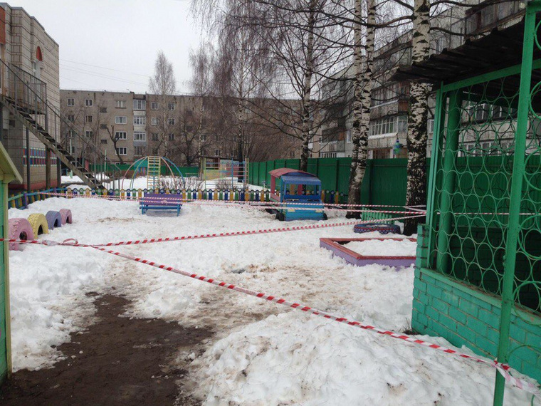 Яму на детской площадке огородили