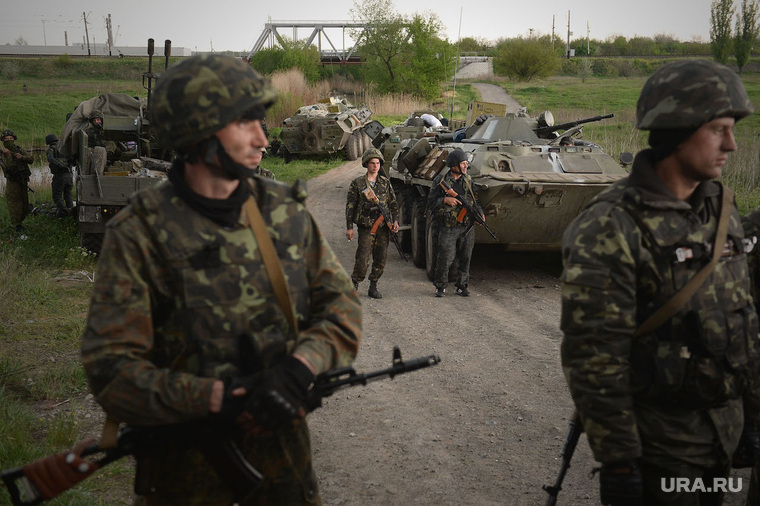 Гражданские блокируют военную технику между Краматорском и Славянском. Украина, военная техника, украинская армия, солдат