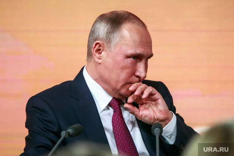 Ежегодная итоговая пресс-конференция президента РФ Владимира Путина. Москва, портрет, путин владимир, задумался