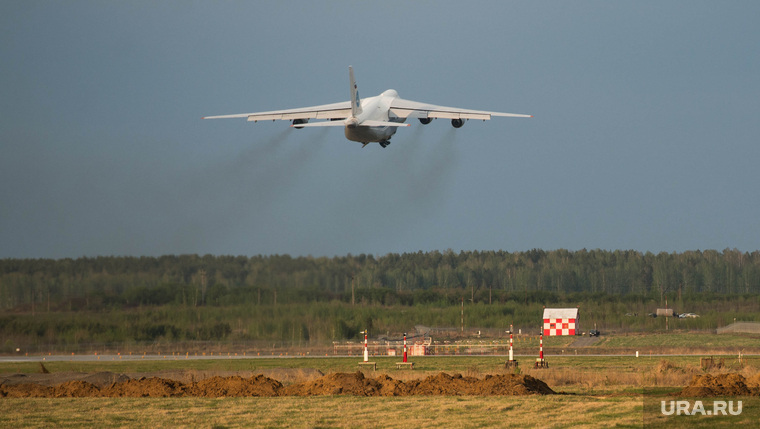 Клипарт по теме Аэропорт. Екатеринбург, взлет, ан-124-100, самолет руслан