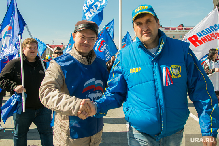 Единоросс Родион Вяткин приветствует лидера зауральских сторонников ЛДПР Юрия Ярушина