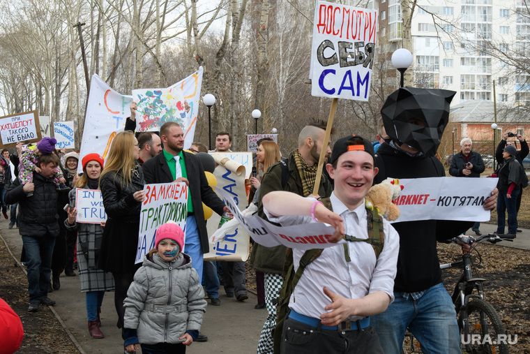 В спальном районе Екатеринбурга прошла акция с абсурдными лозунгами. Аборигены в восторге. ФОТО