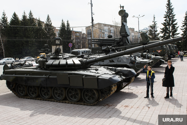 Военную технику уже разместили на площади Советской Армии