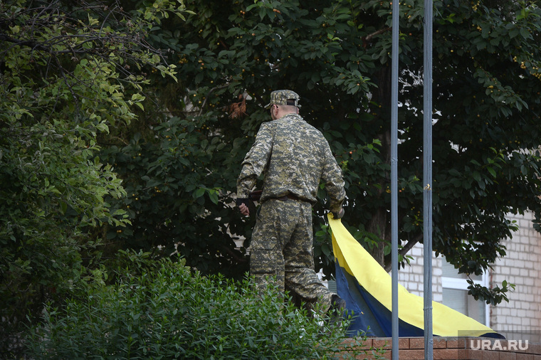 Захваченная военная часть. Луганск. Украина, украина, снятие флага