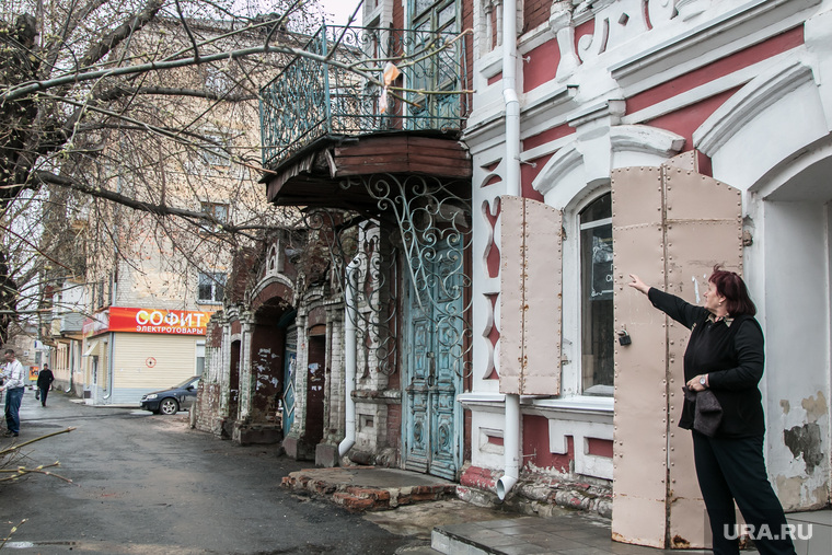 Горожане опасаются обрушения балкона в здании по ул. Советская, который уже накренился