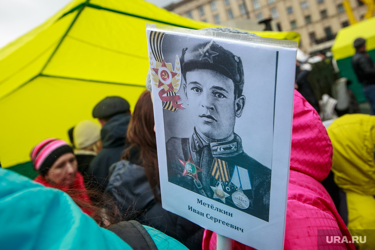 Акция "Бессмертный полк" в Москве. Москва, фотографии в руках, бессмертный полк, портреты бессмертного полка, солдаты великой отечественной войны