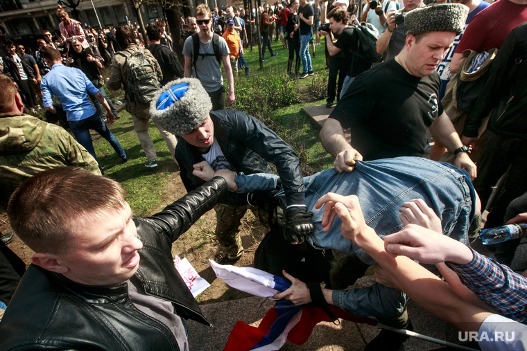 На Пушкинской площади полиция пресекала все потасовки, задерживая участников независимо от отношения к Навальному