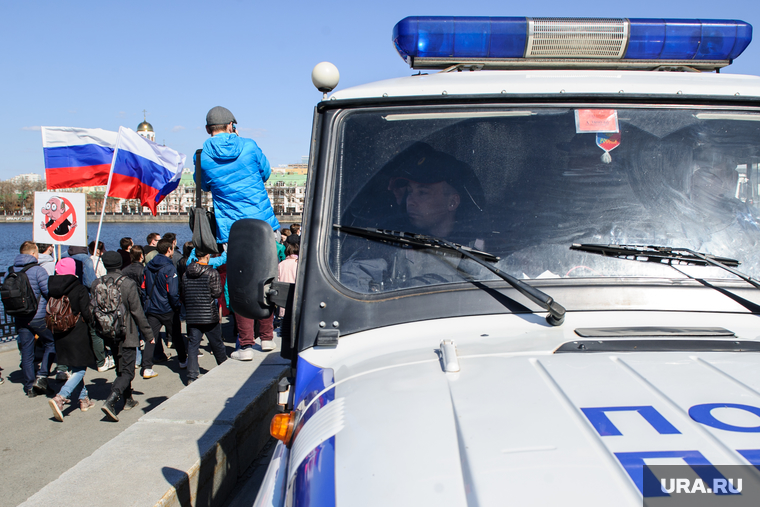 Несанкционированная акция оппозиции "Он нам не царь". Екатеринбург, полк ппсп, полиция, триколор, флаг россии, против путина