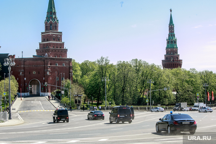 Въезд президентского кортежа в Боровицкие ворота Кремля перед инаугурацией Президента России Владимира Путина. Москва, город москва, кремль, президентский кортеж, боровицкие ворота, боровицкая башня, водовзводная башня