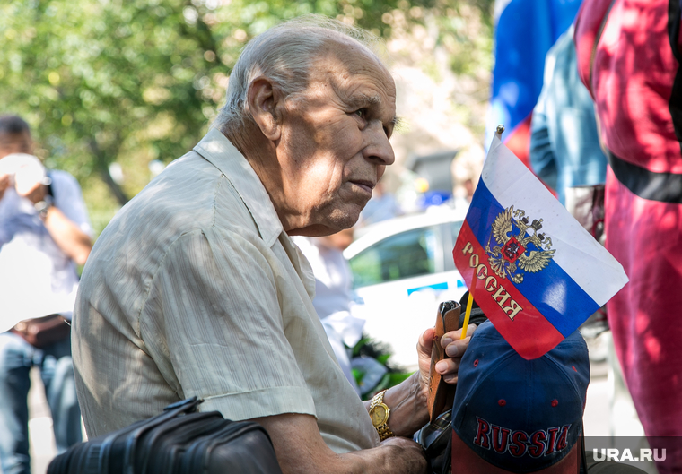 День Государственного флага. Москва, старик, кепка, триколор, шествие, флаг россии, защитники белого дома, демонстрация, дом правительства рф, пожилой мужчина