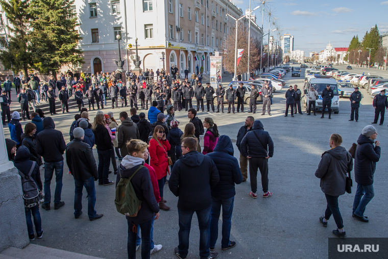 Несанкционированное шествие оппозиции у кинотеатра Россия. Курган