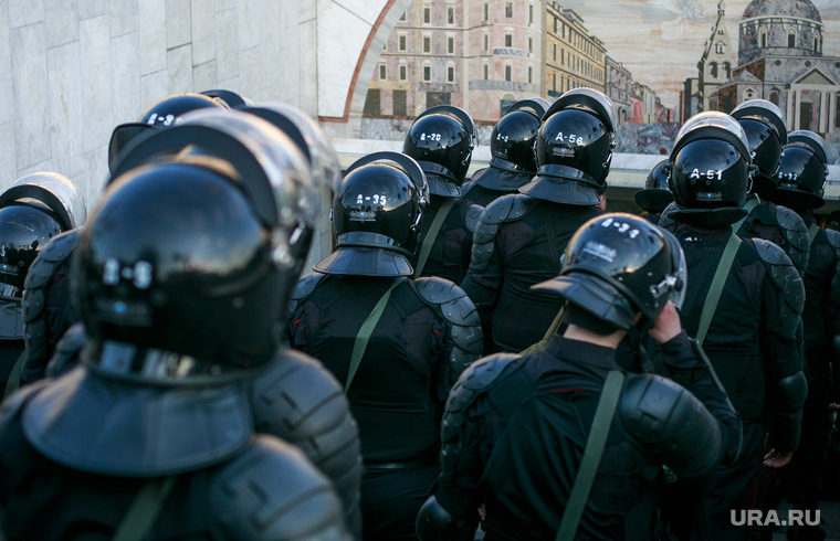 Несанкционированный митинг "Он нам не царь" на Пушкинской площади. Москва, полицейские, подземный переход, росгвардия, метрополитен, строй, метро тверская, омон