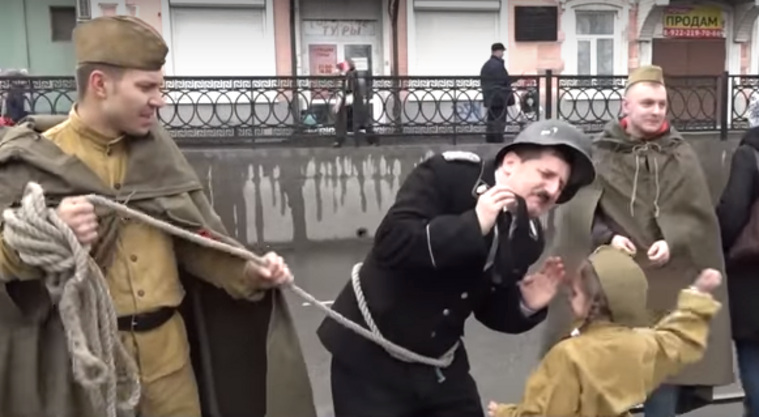 «Пленный» в ответ на удары ребенка повторяет лишь два слова — «Гитлер капут»