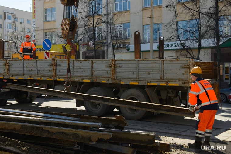 Рабочие меняют трамвайные рельсы