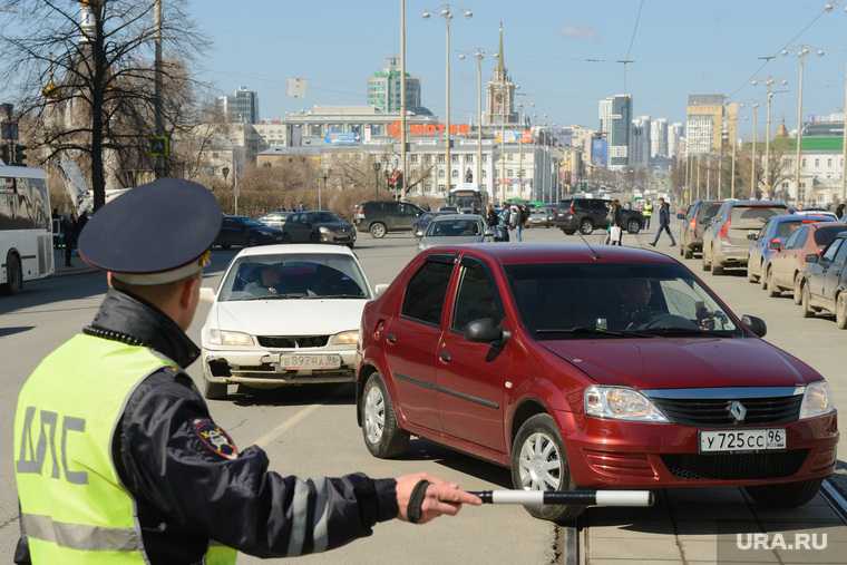 Регулировщики пытаются справиться с трафиком