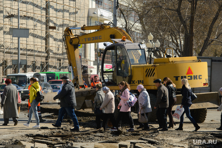 Горожане вынуждены переходить Ленина по камням и грязи