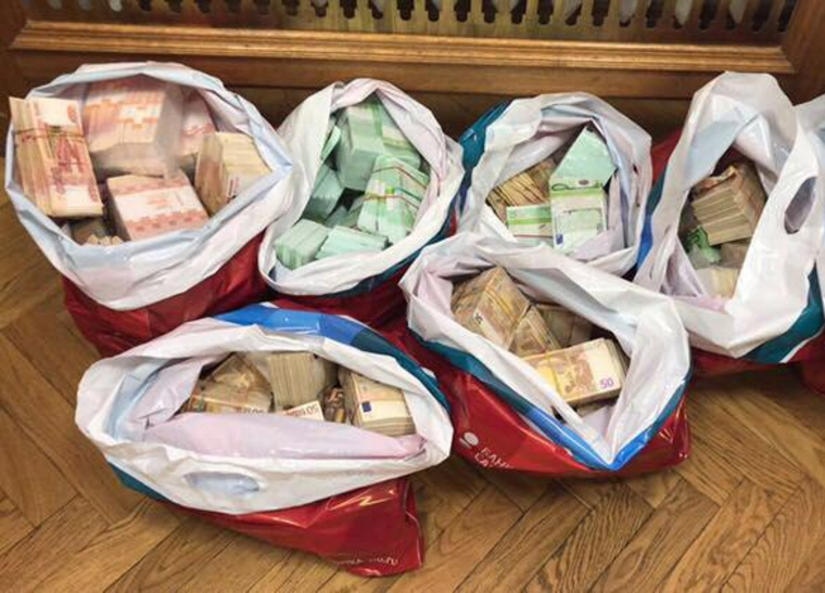 Чиновник обвиняется в хищении 4,7 миллиарда рублей. Часть денег уже нашли.