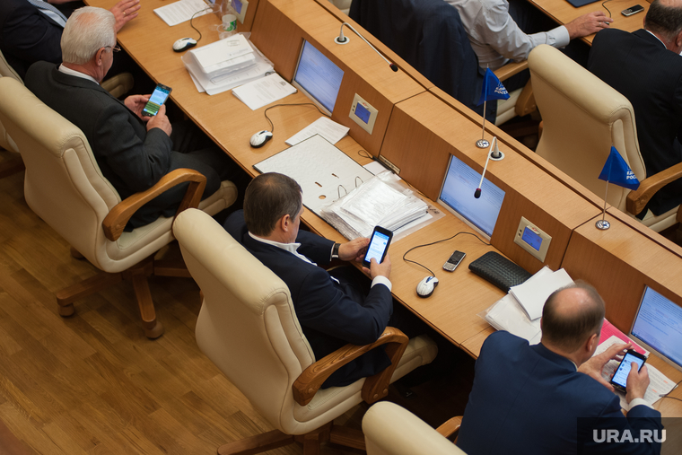 Законодательное собрание Свердловской области. Екатеринбург, депутат, смартфон, гаджеты, телефоны, зависимость