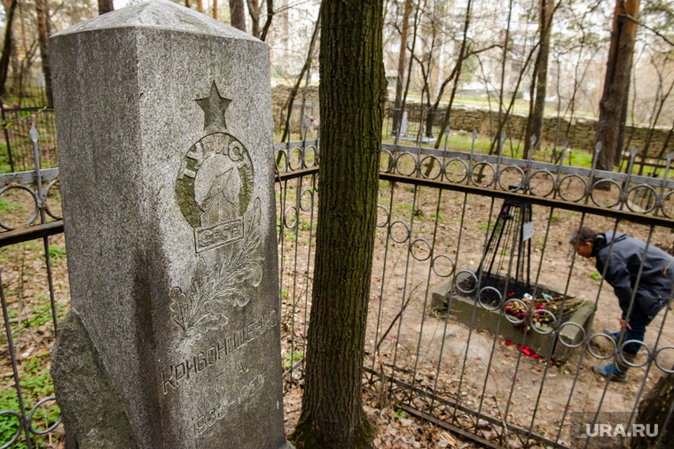 Рядом с могилой Золотарева — могила другого дятловца, Юрия Кривонищенко.