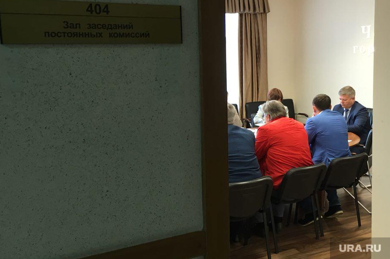 Станислав Мошаров во время обыска в соседнем кабинете проводил рядовое заседание