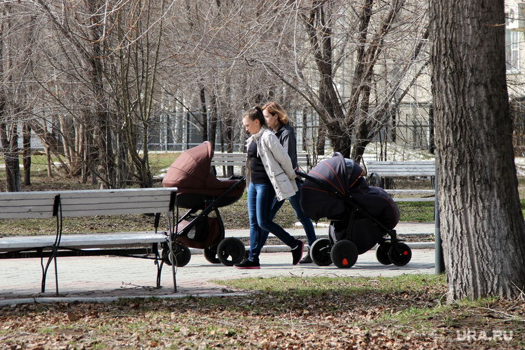 Горсад.
Курган, городской сад, мамы с колясками