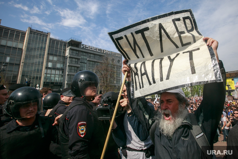 Несанкционированный митинг "Он нам не царь" на Пушкинской площади. Москва, полицейские, митинг, пожилой мужчина, протест, плакат, старик, гитлер капут, транспарант, манифестант, омон