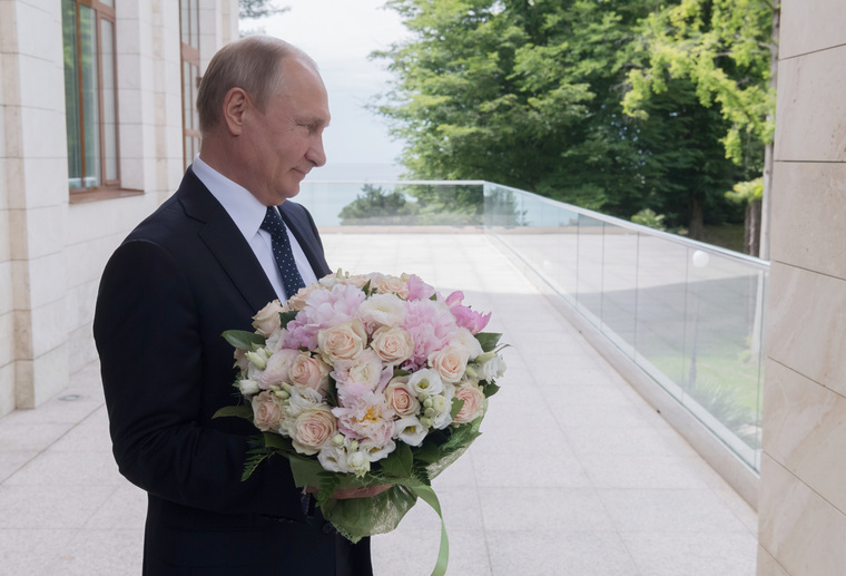 Владимир Путин подарил Меркель букет роз при встрече в Сочи