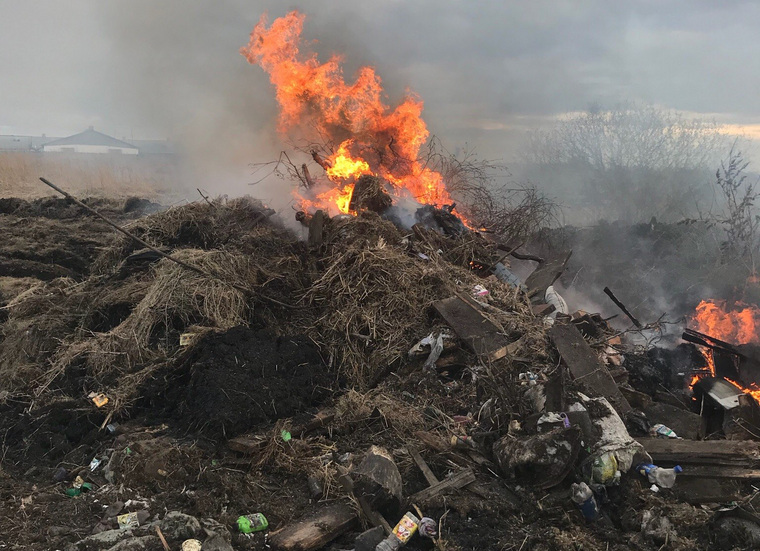 На заднем плане видны жилые дома