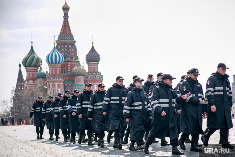 Первомайская демонстрация в Москве на Красной площади. Москва, строй, собор василия блаженного, полиция, город москва, красная площадь, покровский собор