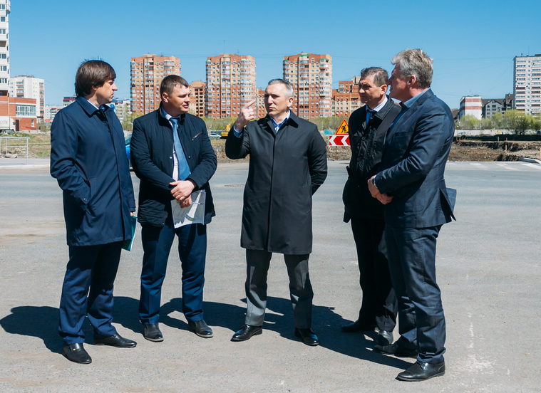 Источники «URA.RU» утверждают, что Александр Моор (в центре) избегает ответов на вопросы о новом губернаторе