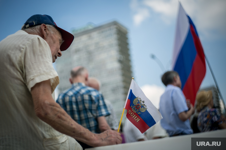 День Государственного флага. Москва, старик, триколор, шествие, флажок рф
