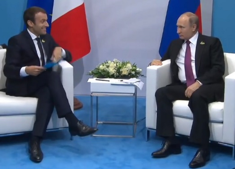 Путин и Макрон проводят переговоры в рамках ПМЭФ