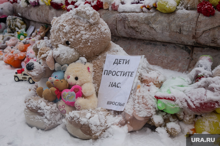 Акция памяти погибших при пожаре в Кемерове в ТЦ "Зимняя вишня". Екатеринбург, игрушки, снег, акция памяти, траур, дети простите