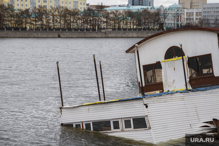 Затонувший кафе-кораблик. Екатеринбург, затонувший кафе-кораблик