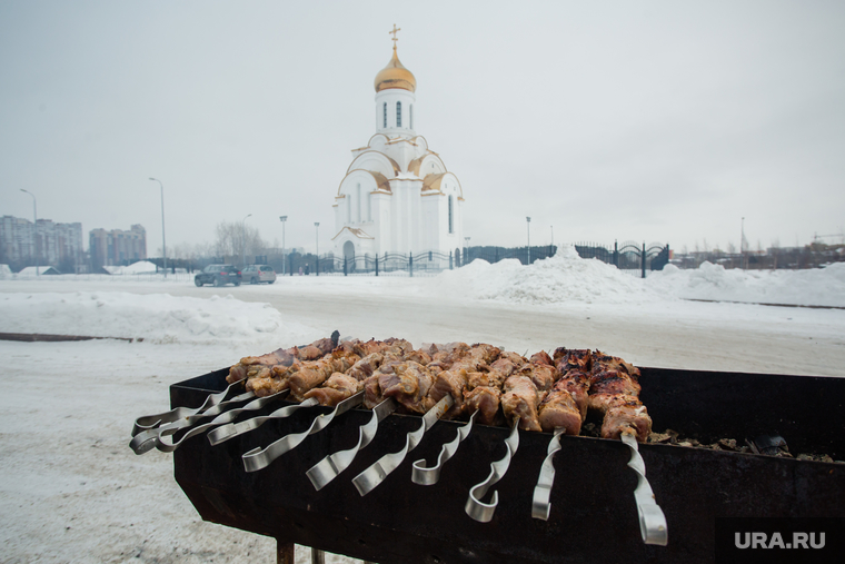 Масленичные гуляния. Сургут, мангал, жареное мясо, шашлыки, часовня святой татьяны, храм
