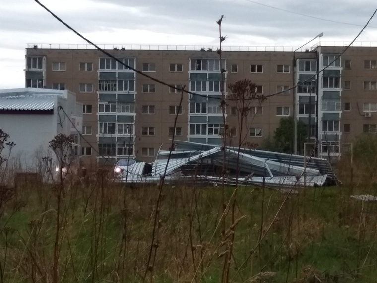 Железная кровля не удержалась под порывами ветра