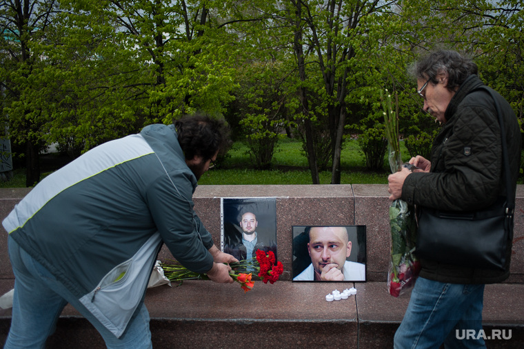 Акция памяти Аркадия Бабченко на площади Труда. Екатеринбург, акция памяти, возложение цветов, портрет бабченко