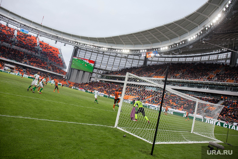 Вокруг первого матча на стадионе «Екатеринбург Арена», футбол, футбольное поле, футбольные ворота, екатеринбург арена