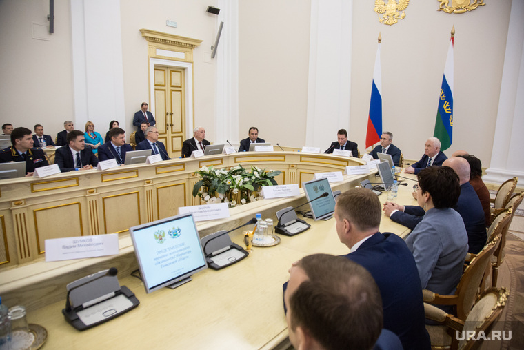 Представление ВРИО губернатора Тюменской области Александра Моора полномочным представителем президента Игорем Холманских. Тюмень