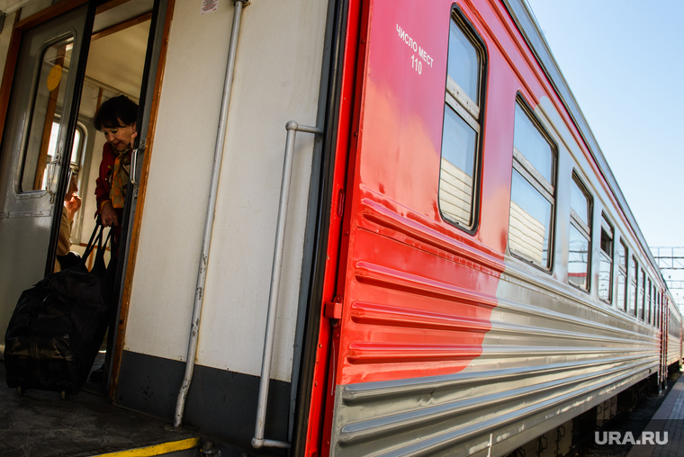 Железнодорожный вокзал Екатеринбурга, поезд, электричка, пассажир, ржд, железнодорожный транспорт, провоз багажа