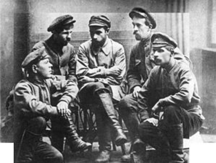 Один из экспонатов выставки — фотография на память после убийства Михаила Романова
