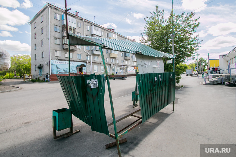 Сломанная остановка общественного транспорта. Курган
