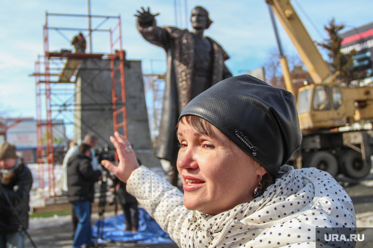 Ольга Красношеина в момент установки памятника Невежину (архив)