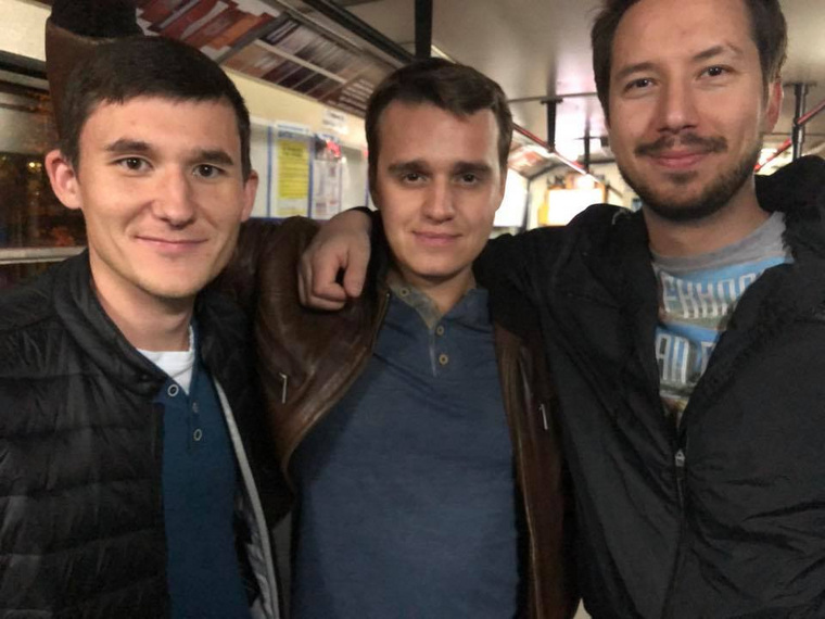 Анатолий Лобко (в центре) прокатился на троллейбусе